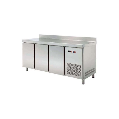 mesa-refrigerada-fondo-700-GN11-tres-puertas-clima-hosteleria.jpg